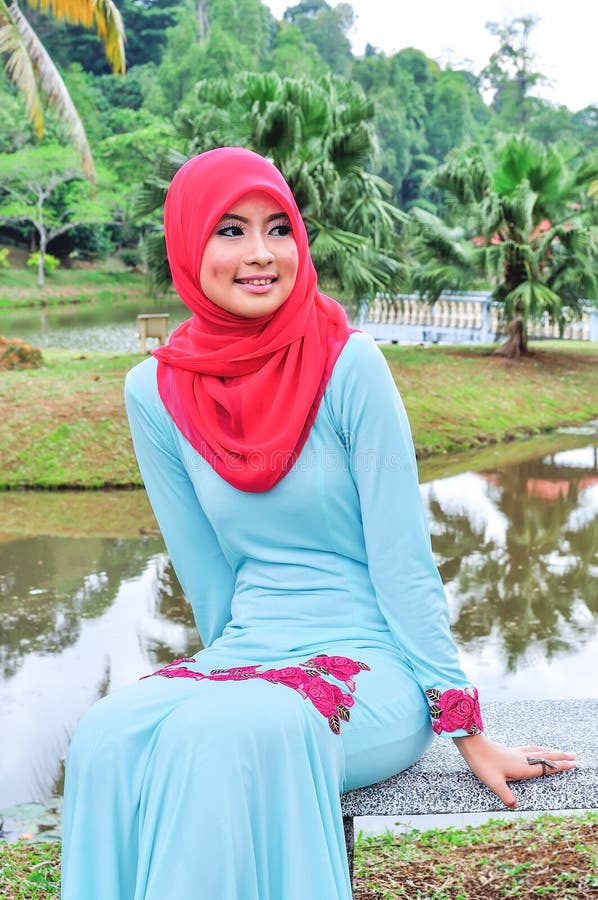 billy creswell recommends shoplyfter hijab dev gru add shoplyfter hijab photo