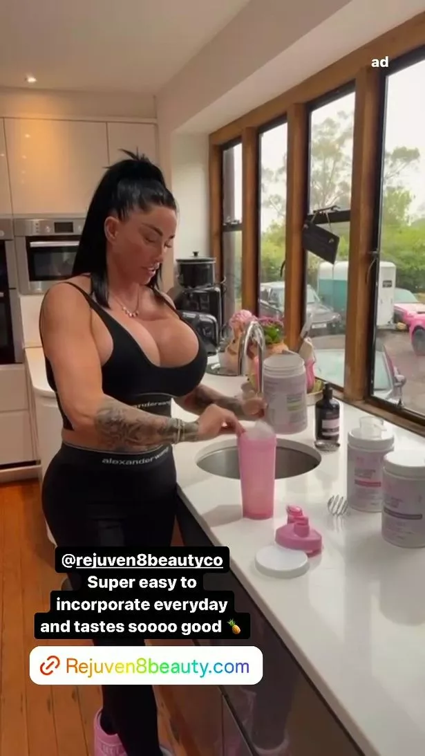 Big Boobs Kinky desnuda fake