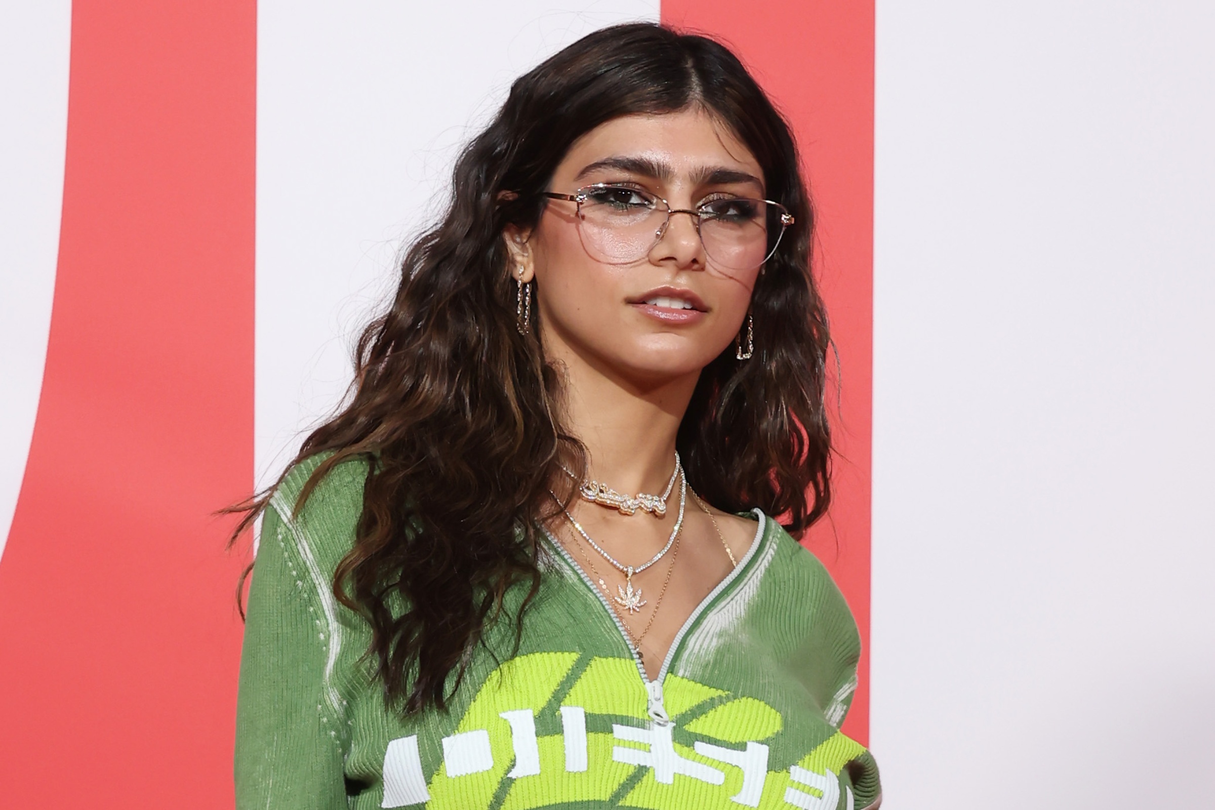 domi natrix recommends mia khalifa spreading benny hintz add mia khalifa spreading photo