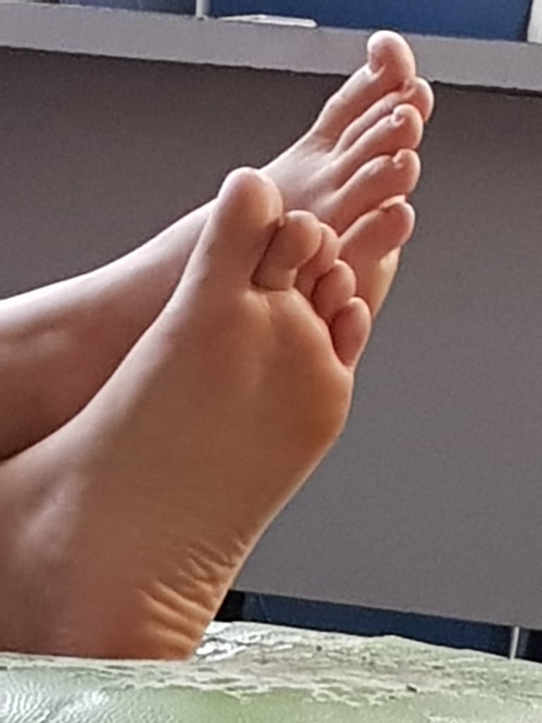 carrie parkin like my friends feet worship photo avdil imeri recommends my friends feet worship pic